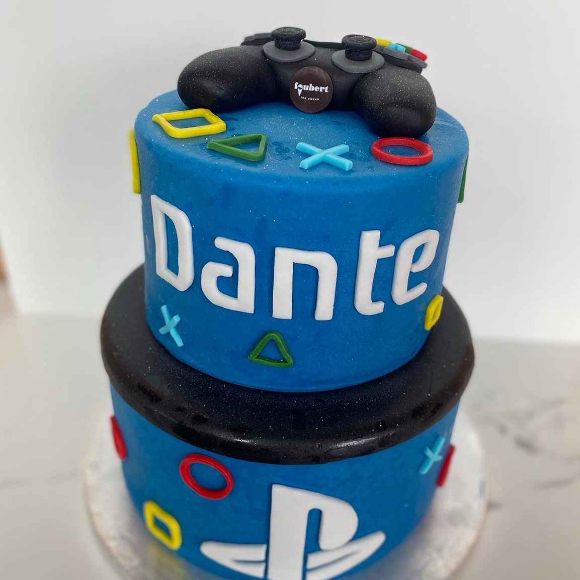 Maatwerk ijstaart afgewerkt met rolfondant