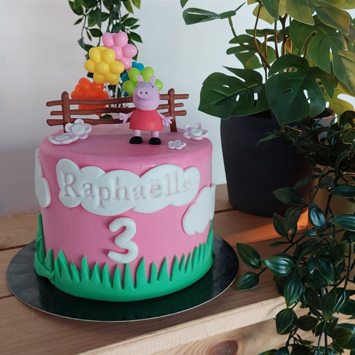 Maatwerk ijstaart afgewerkt met rolfondant