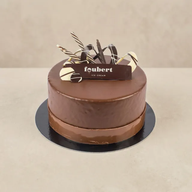 Chocoladeovergoten ijstaart