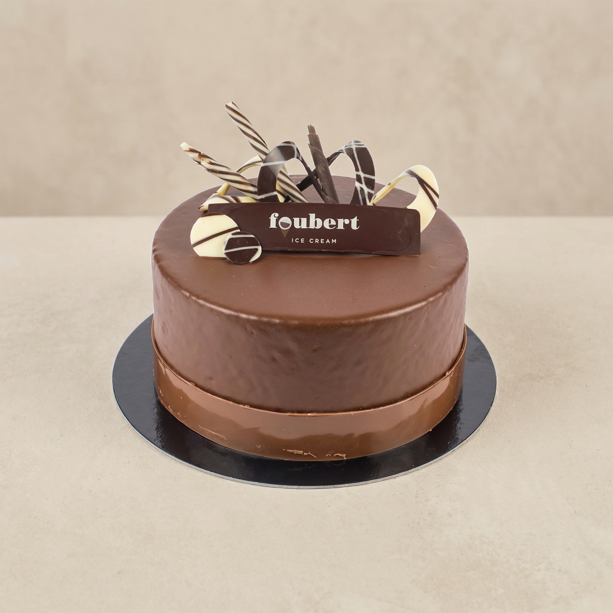 Chocoladeovergoten ijstaart