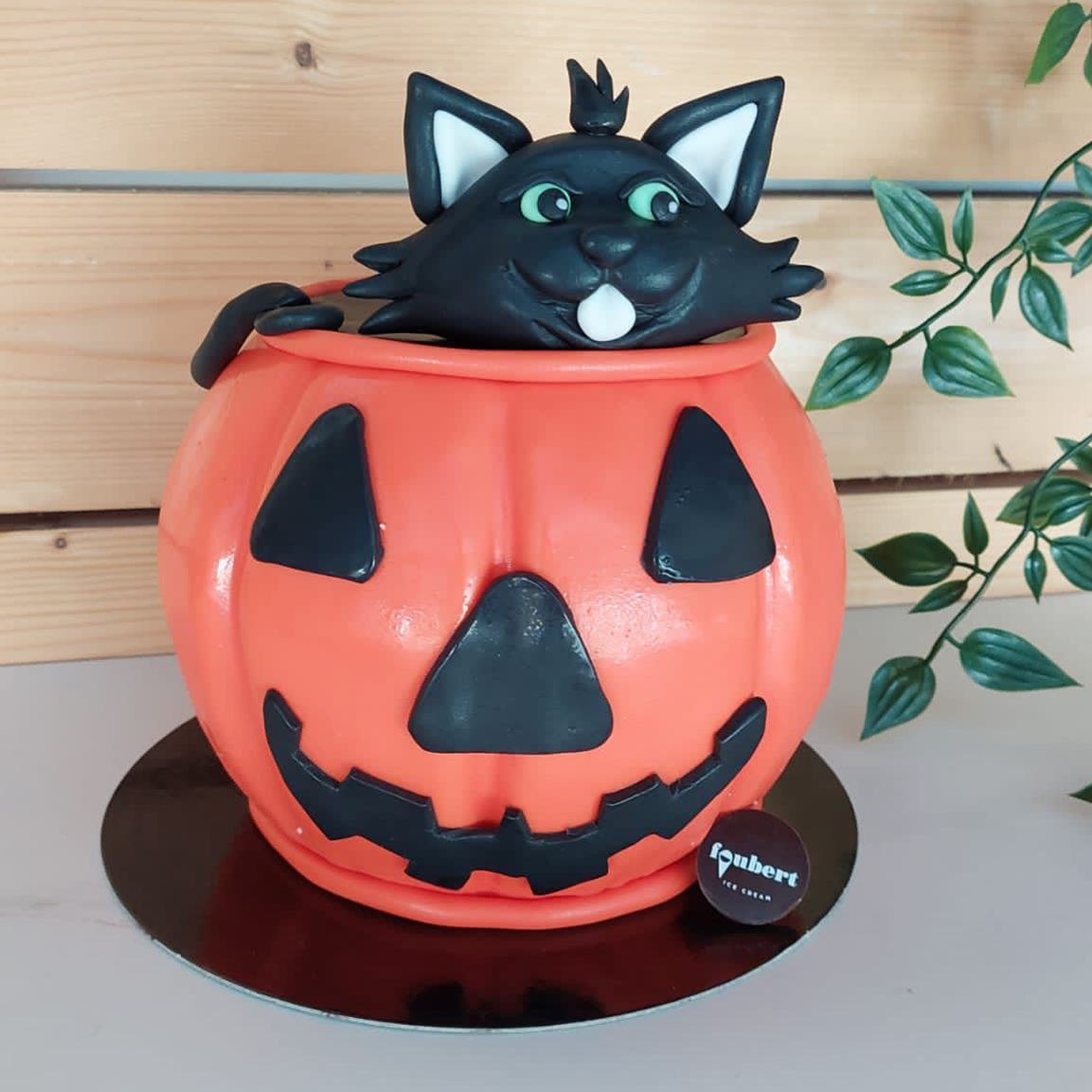 Maatwerk ijstaart afgewerkt met rolfondant