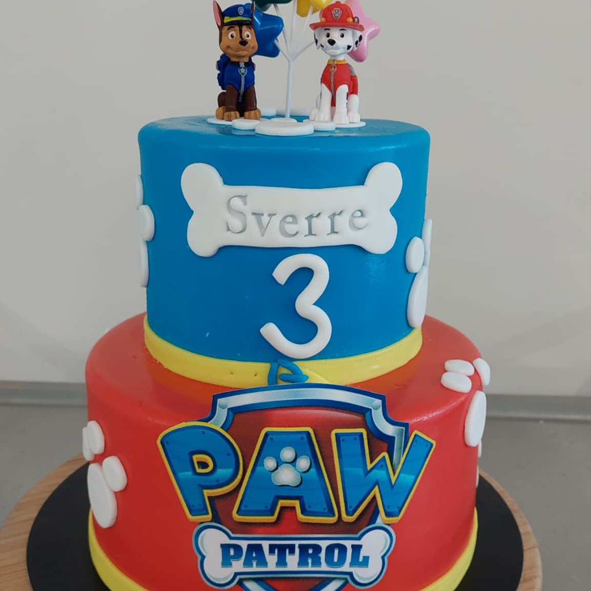 Maatwerk ijstaart afgewerkt met rolfondant